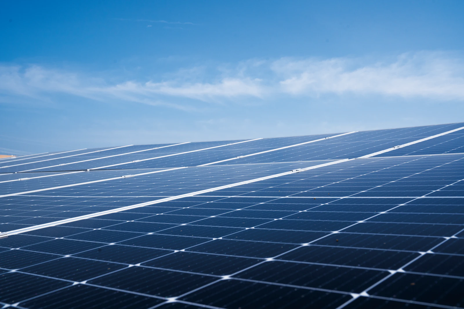 Panneaux photovoltaïques sur une toiture sous un ciel dégagé.